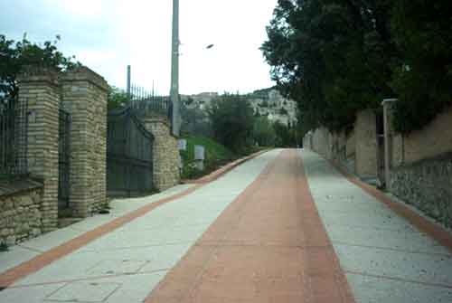 Foto della Strada Mattonata Foto Strada Mattonata